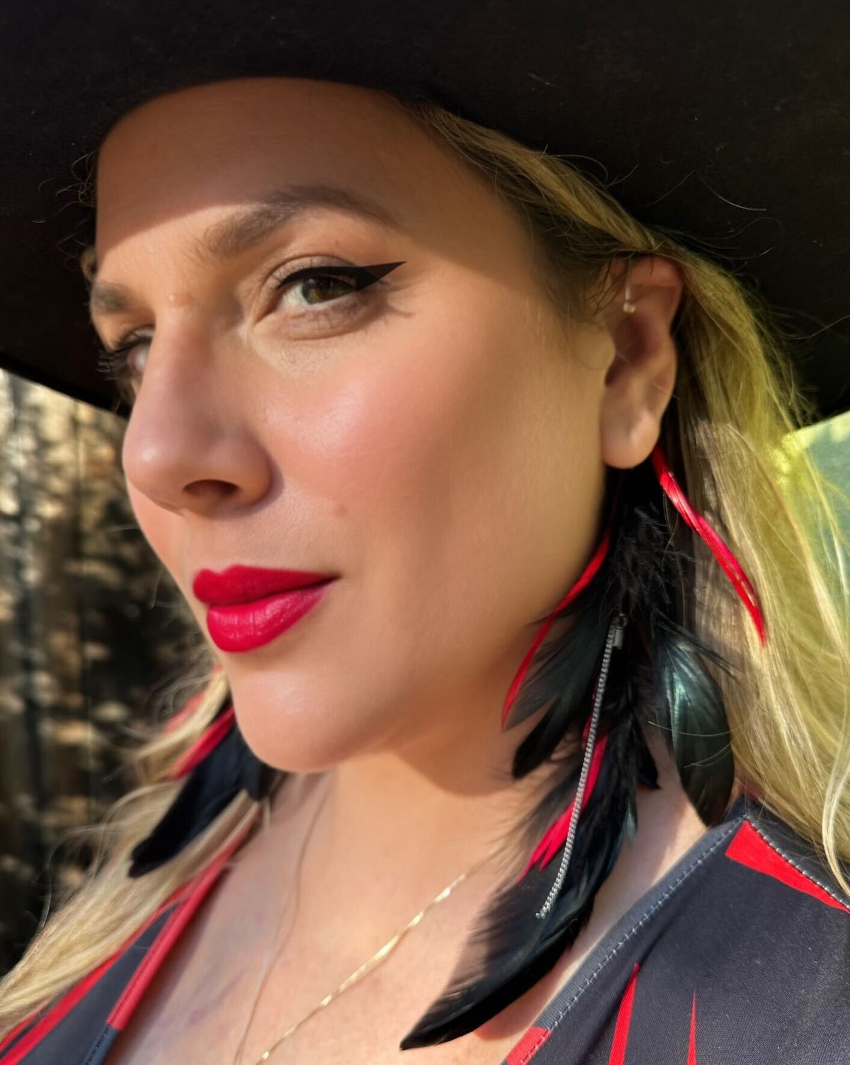 Ear Cuff Small with Chain --Black/Red