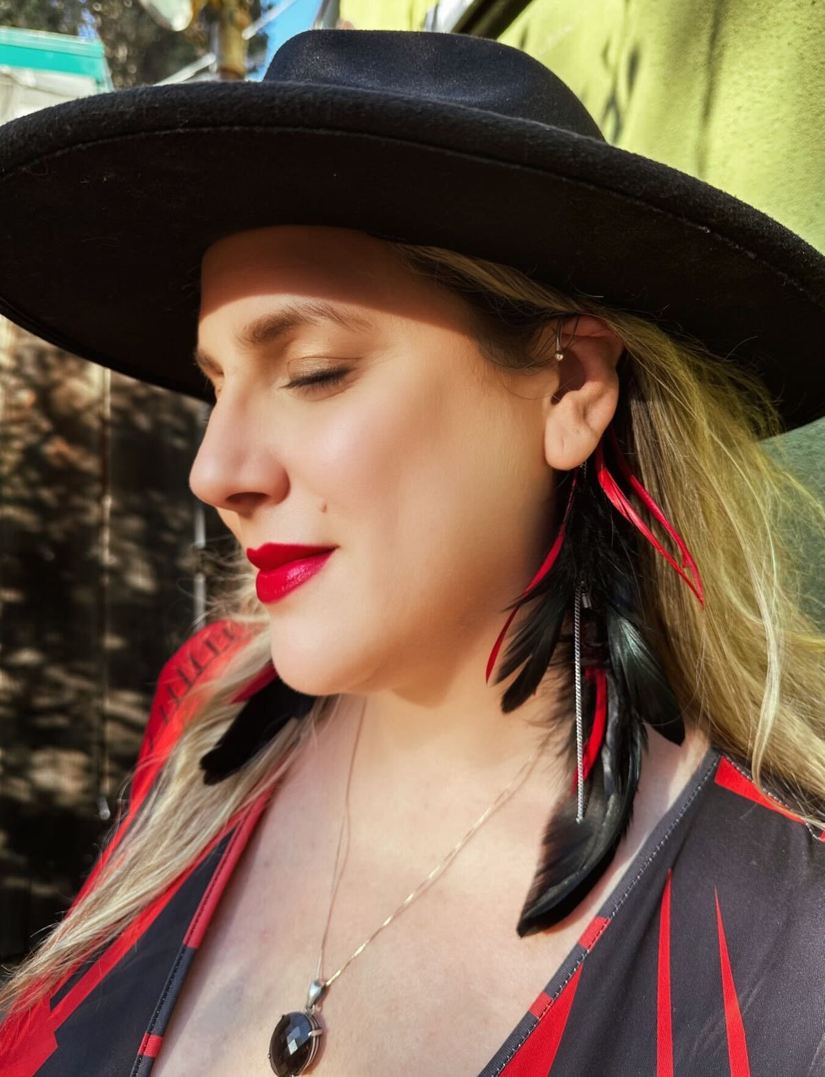 Ear Cuff Small with Chain --Black/Red