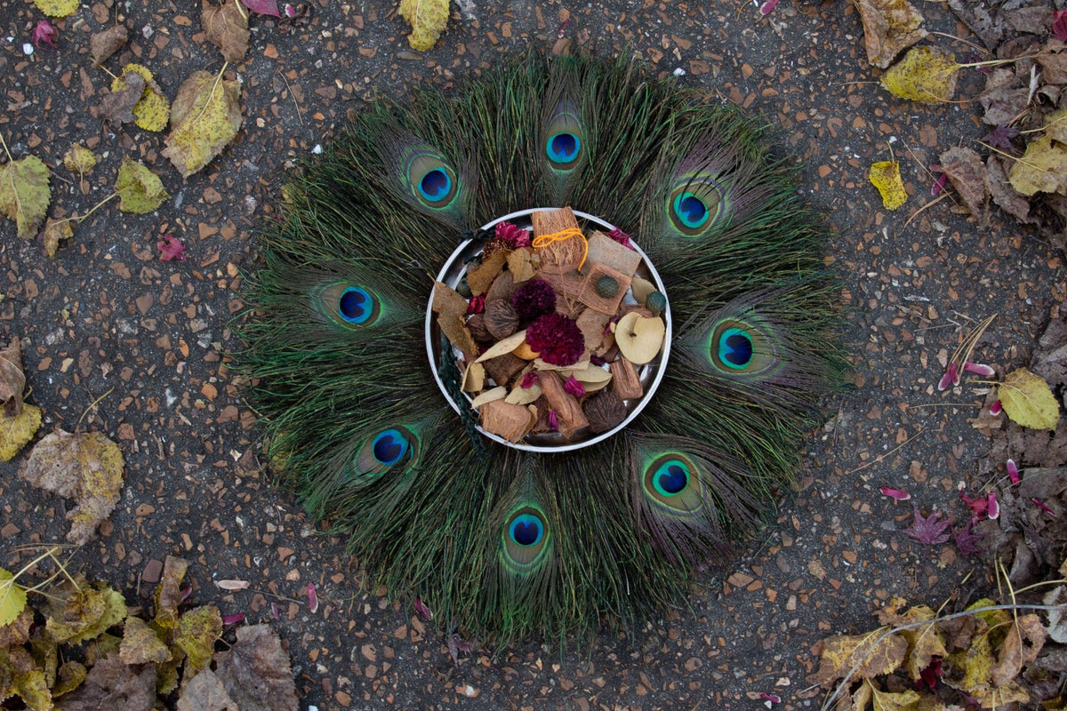 Table décor 8” Wood Ctr W/Peacock Flue and Eyes, 18” Dia
